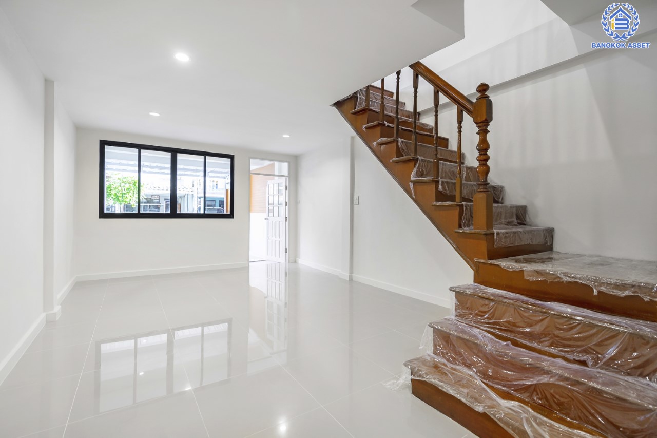 บ้านมือสองตกแต่งใหม่ ม.เรวดี3 ติวานนท์-เลี่ยงเมืองนนท์ฯ ทาวน์เฮ้าส์ตกแต่งพร้อมอยู่ เนื้อที่ 17 ตร.ว. ฟังก์ชัน 2 ห้องนอน 2 ห้องน้ำ 1 ที่จอดรถ พร้อม Living Area ชั้นสองกว้าง บนทำเลโซนเมือง! เข้า-ออกได้หลายเส้นทาง ถ.รัตนาธิเบศร์, ถ.ติวานนท์ และเลี่ยงเมืองนนท์ฯ ใกล้เซ็นทรัลรัตนาธิเบศร์ และรถไฟฟ้าสายสีม่วง ทั้ง "สถานีกระทรวงสาธารณสุข" และ "สถานีศูนย์ราชการนนทบุรี"